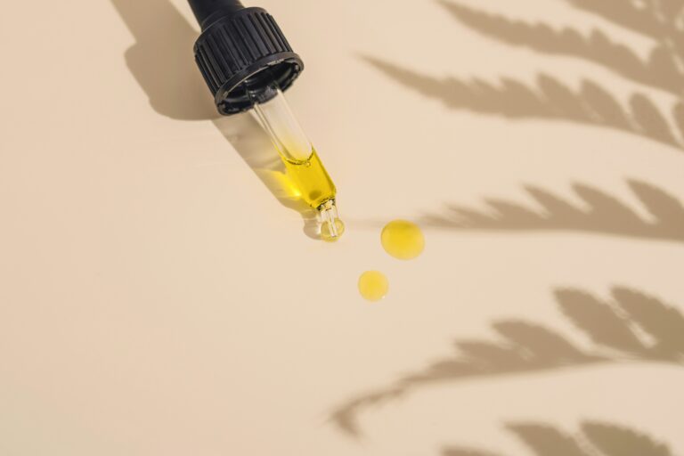 Cannabis Medicinal na Epilepsia Refratária: O Que a Ciência Diz e Como Acessar no Brasil 8 Frasco de óleo de canabidiol para tratamento de epilepsia refratária"